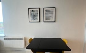 London Heathrow Airport Apartment Voyager House Terminal 12345 - Ev Electric And Parking Available!